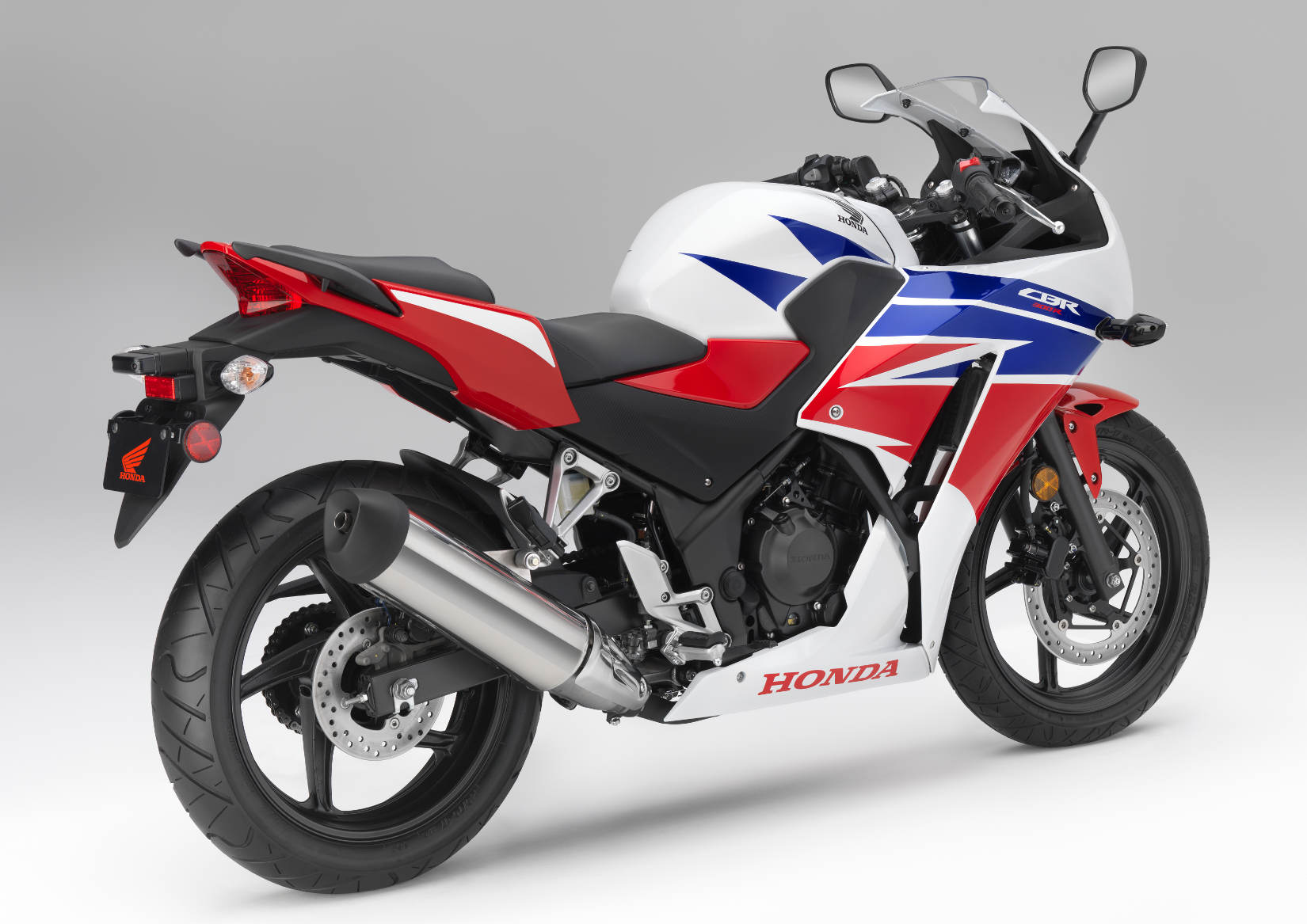 Pilih Honda All New CBR  150R K45  atau Yamaha YZF R15 V2 
